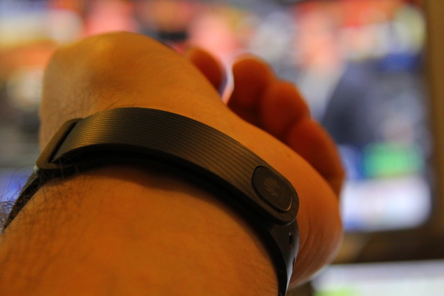 huawei-talkband-b2-7wearingtop