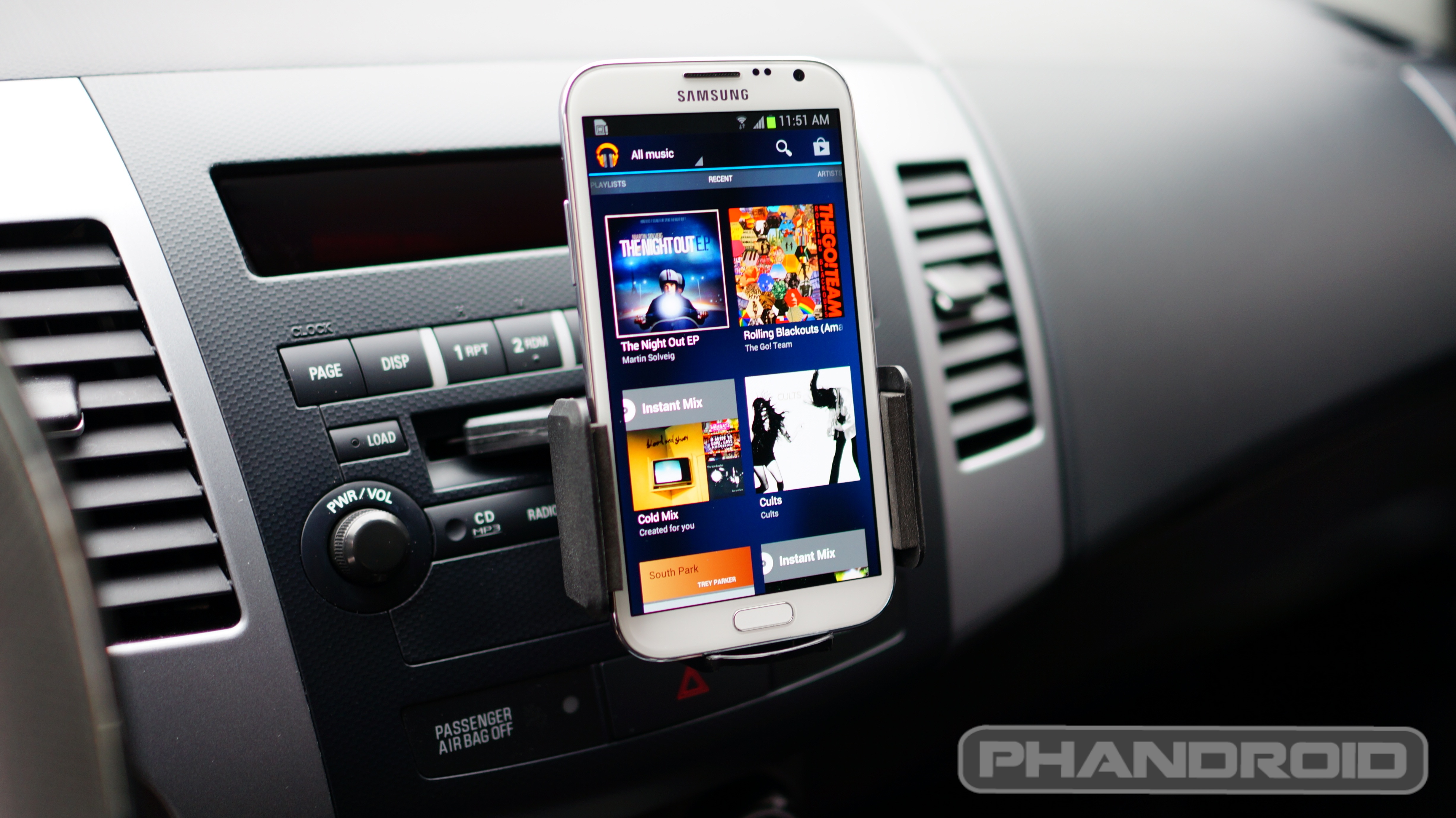 Cd slot cell phone mount