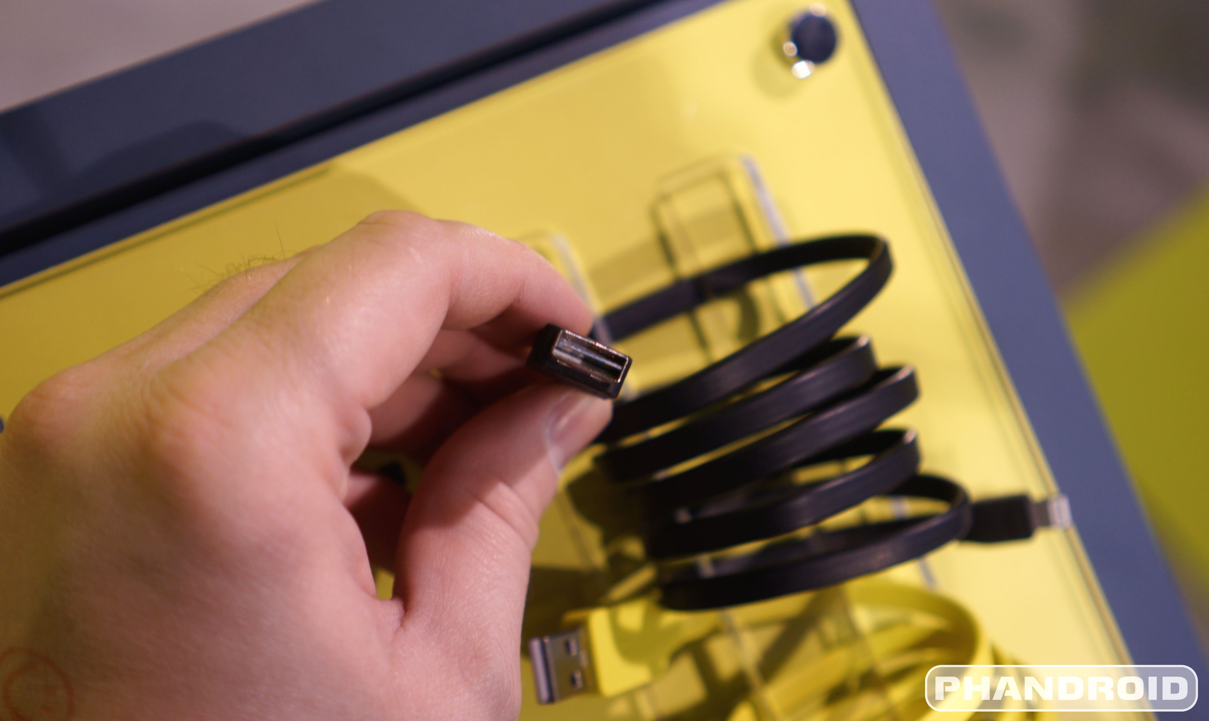 Quick look at the TYLT reversible USB cable, car dock, and Moto 360